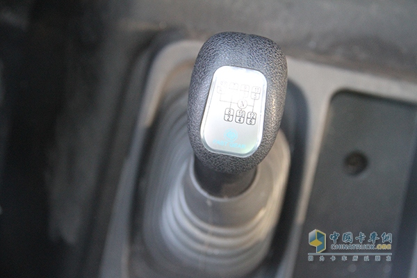 上汽依維柯紅巖新金剛 6×4 310馬力國Ⅳ城市渣土車