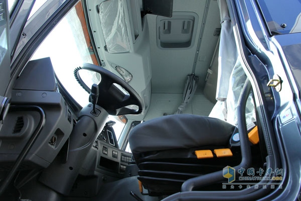 一汽解放青島 途V 355馬力 6×2 國(guó)四牽引車