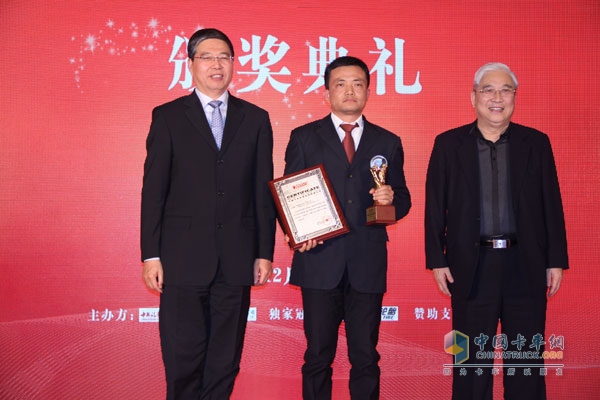 集瑞聯合重工有限公司U420牽引車(SQR4251D6ZT4-6)榮獲2015中國卡車年度車型評選年度牽引車