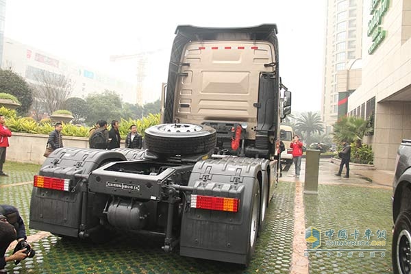 東風(fēng)商用車(chē) 天龍旗艦 450馬力 6X4 國(guó)四牽引車(chē)（手動(dòng)擋）