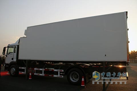 中國(guó)重汽 汕德卡 380馬力 4X2 國(guó)四甩廂冷藏車