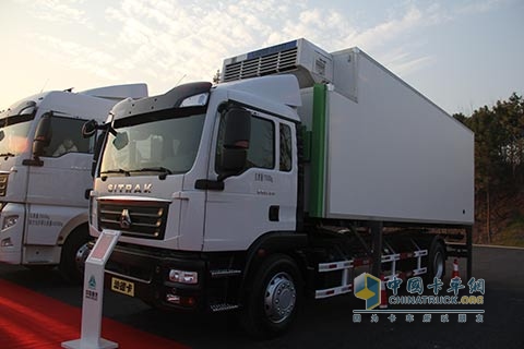 中國(guó)重汽 汕德卡 380馬力 4X2 國(guó)四甩廂冷藏車