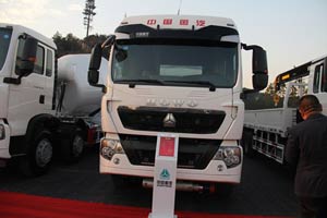 中國重汽 T5G 336馬力 8X4 液罐車 中國重汽 T5G 336馬力 8X4 液罐車