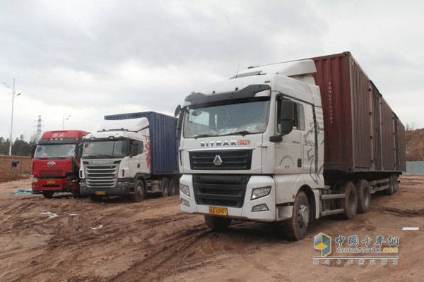 8日的早晨，同區(qū)間運(yùn)行的一輛進(jìn)口卡車前來救援