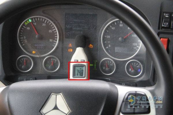 時速90km/h，發(fā)動機(jī)轉(zhuǎn)速接近1400r/min時噪音表現(xiàn)