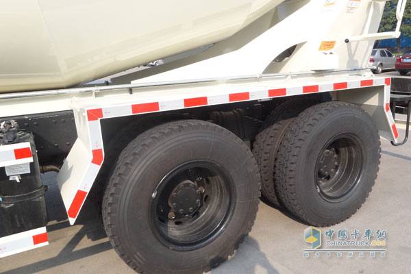 福田瑞沃中馳8方混凝土攪拌車(chē)