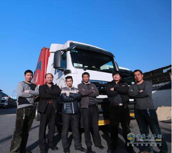 物流司機(jī)與MAN卡車合影