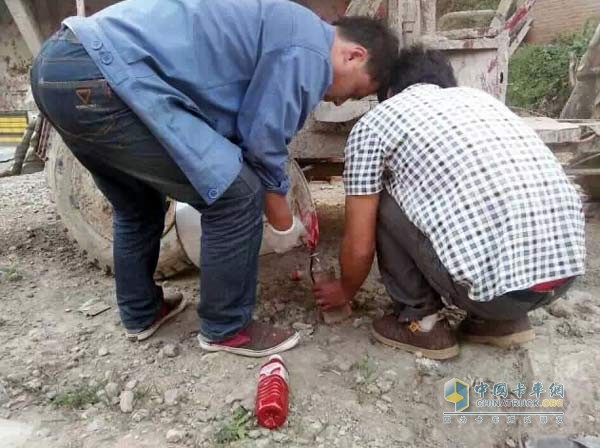 車主們拿來礦泉水瓶接油漆以備不時(shí)之需