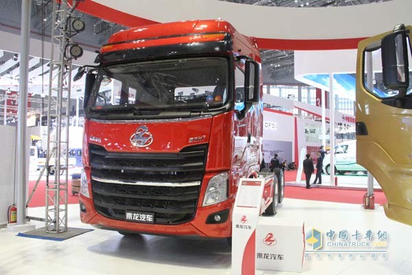 乘龍H7 6*2R 平頭牽引車側面