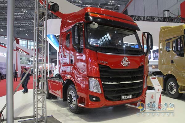 乘龍H7 6*2R 平頭牽引車側面