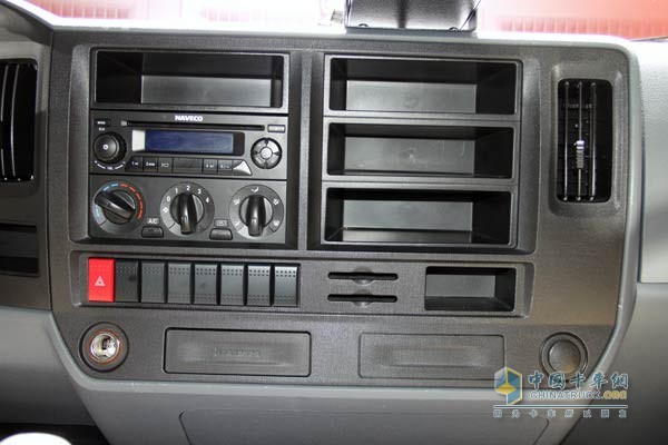 超越C300高端輕卡內(nèi)飾