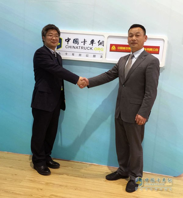 卡車網(wǎng)總編吳永強(左)中國重汽集團濟南商用車有限公司銷售副總張帆(右)