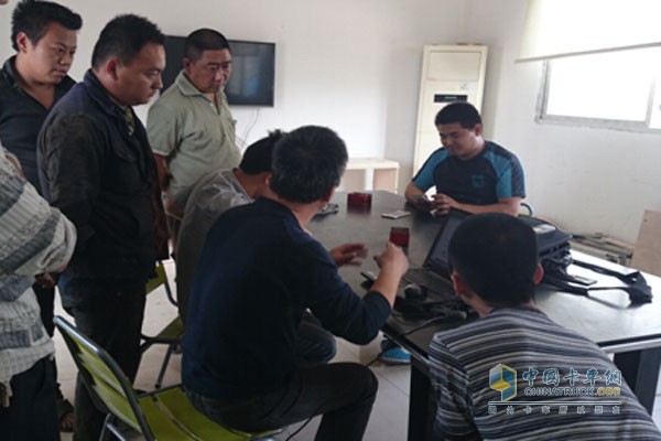 中國重汽杭州發(fā)動機(jī)公司深入一線,為服務(wù)站人員及用戶培訓(xùn)氣體機(jī)知識