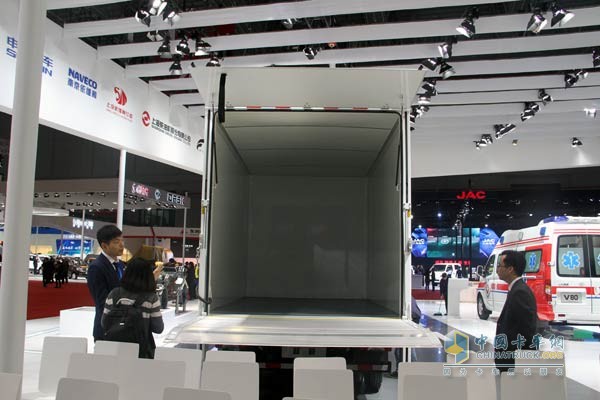 廂車采用液壓尾板設(shè)計