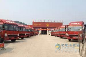 現(xiàn)場(chǎng)訂車11臺(tái) 四川南充HOWO輕卡開槌送驚喜