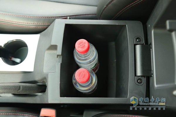 江淮帥鈴T6的儲(chǔ)物空間