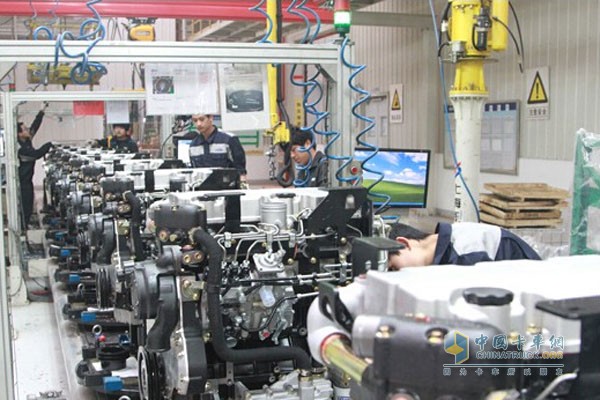 正在進行裝配的雷沃動力發(fā)動機