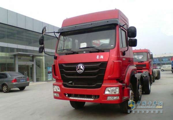 中國(guó)重汽豪瀚牽引車6X2牽引車
