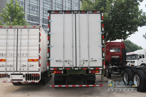 陜汽重卡 德龍新M3000 220馬力 6x2 國(guó)四 載貨車