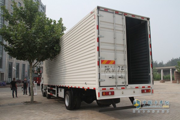 陜汽重卡 德龍新M3000 245馬力 6x2 國四 快遞廂式載貨車