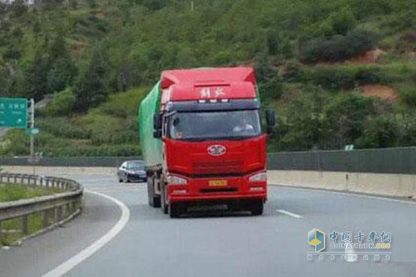 應(yīng)用一汽解放錫柴發(fā)動機(jī)FCB輔助制動系統(tǒng)的一汽解放J6