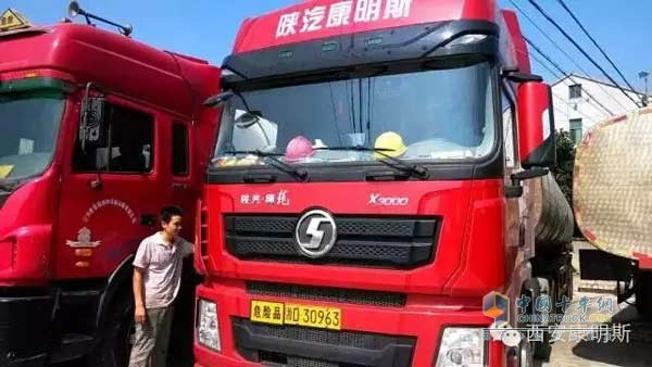 司機(jī)師傅在保養(yǎng)車輛