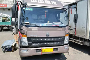 老卡車人被HOWO輕卡寬敞舒適的駕駛室打動(dòng) 