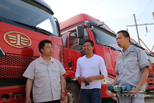 錫柴營(yíng)銷(xiāo)服務(wù)人員為用戶(hù)講解維護(hù)知識(shí)