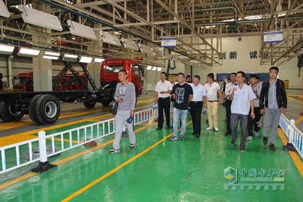 參觀生產(chǎn)線(xiàn)