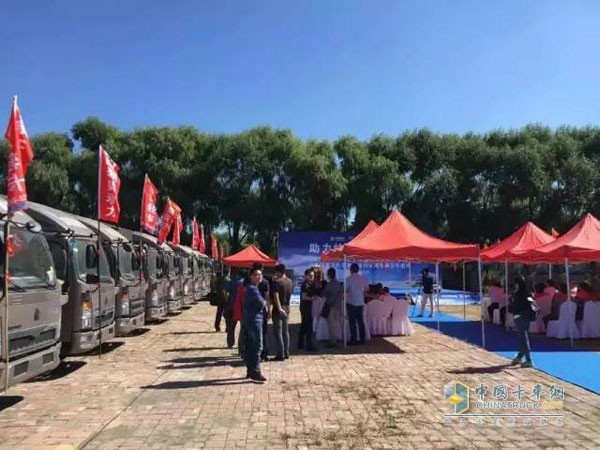 交接現(xiàn)場氣勢十足，引來眾多客戶駐足賞車