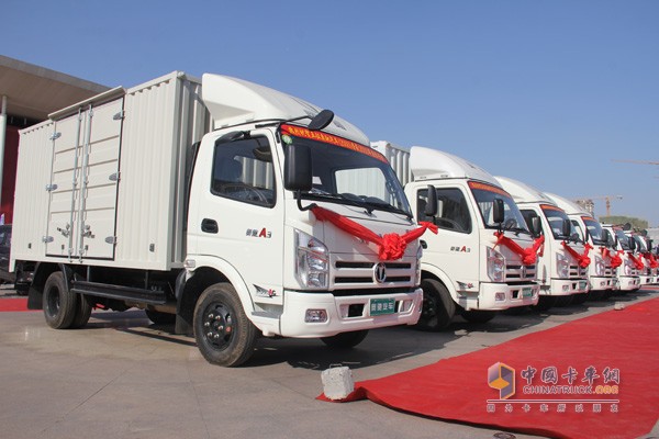 奧馳汽車濟(jì)南卡車展展臺(tái)