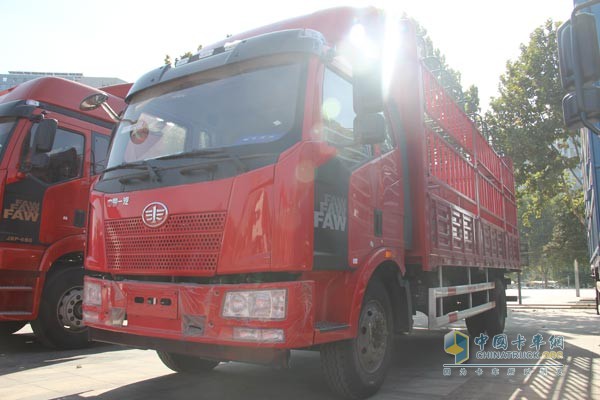 一汽解放、青島解放濟(jì)南卡車展同臺亮相 解放J6領(lǐng)航版受矚