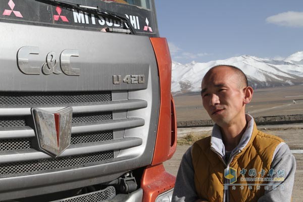 惠興督與他的聯(lián)合卡車(chē)U420 6X4牽引車(chē)