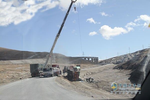 比賽路段出現(xiàn)彎道翻車(chē)狀況