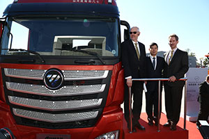 默克爾訪華團(tuán)參觀福田戴姆勒工廠