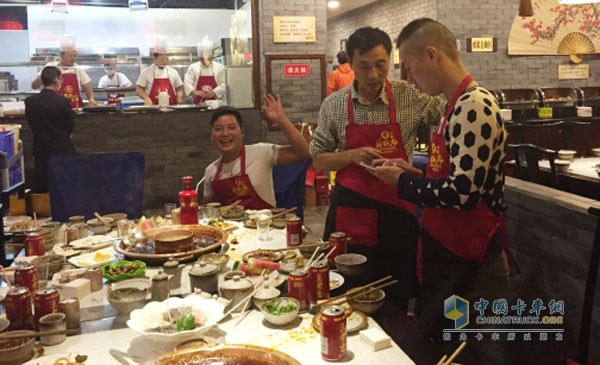 卡友通過(guò)賽事建立了友誼,西南復(fù)賽冠軍與亞軍吃飯時(shí)還不忘互留聯(lián)系方式
