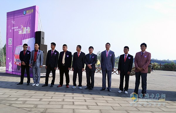 重汽王牌最美“曼妙婚典”活動在成都鳳凰湖公園開啟