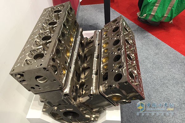 斯太爾動(dòng)力V8連體機(jī)身式結(jié)構(gòu)