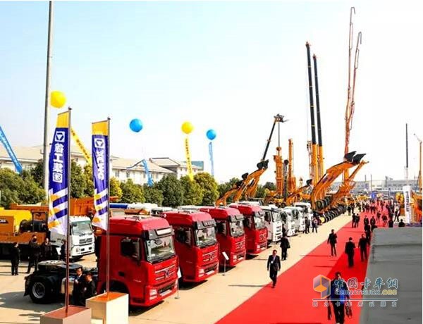 智能創(chuàng)新的53臺（套）徐工產(chǎn)品彰顯中國制造新高度