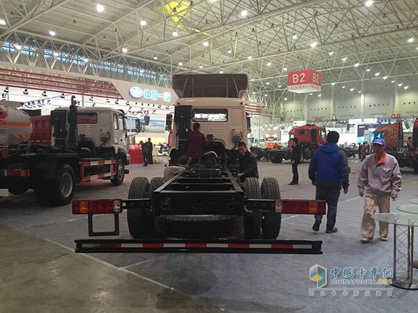 中國(guó)重汽武漢車展展臺(tái)面面觀