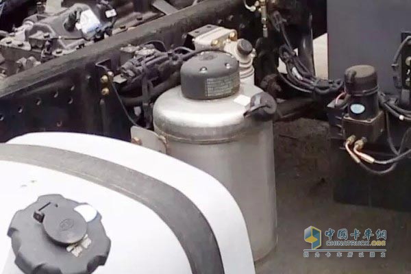 氣驅(qū)尿素噴嘴采用水冷，冷卻效率更好，可靠性更高