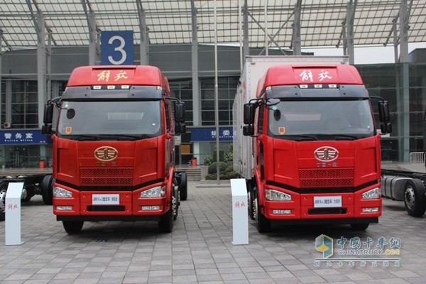 左為領(lǐng)航版載貨車；右為大容積廂式貨車（采用氣囊懸架）；離地間隙不同