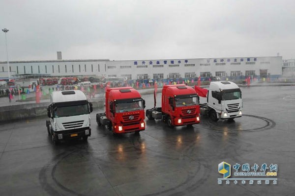 挑戰(zhàn)賽上紅巖“王者歸來”特技車隊(duì)表演