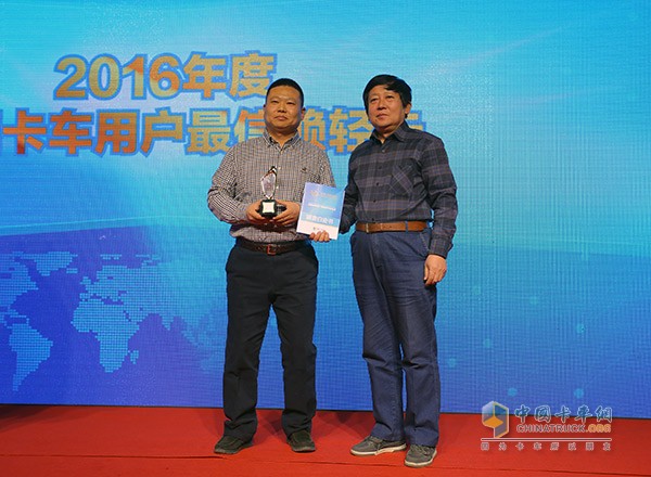 發(fā)現(xiàn)信賴中國(guó)卡車用戶調(diào)查暨評(píng)選活動(dòng)頒獎(jiǎng)現(xiàn)場(chǎng),用戶為超越輕卡頒獎(jiǎng)