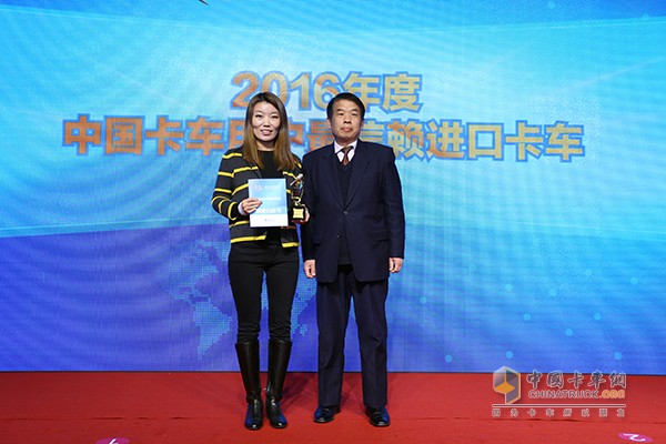 梅賽德斯奔馳Actros 2644LS 6X2歐五牽引車(chē)獲"2016年度中國(guó)卡車(chē)用戶最信賴(lài)進(jìn)口卡車(chē)"大獎(jiǎng)