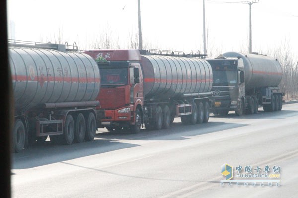 東北市場上隨處可見金碧集團(tuán)生產(chǎn)的罐裝運(yùn)輸車