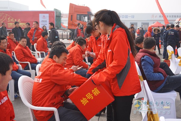 刷新危化品運(yùn)輸駕駛大賽新高度 出彩天龍哥贏戰(zhàn)東營(yíng)