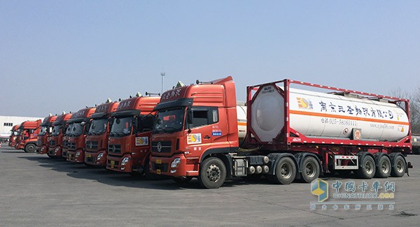 聚焦運(yùn)輸安全 出彩天龍哥設(shè)?；瘜鲑?/>
                                <!-- <p>第11張圖片</p> 11-->
                                <p>東風(fēng)天龍中國卡車駕駛員大賽第二季江蘇危化專場賽</p>
                                <tt></tt>
                            </li>
                                                </ul>
                        <div   class=