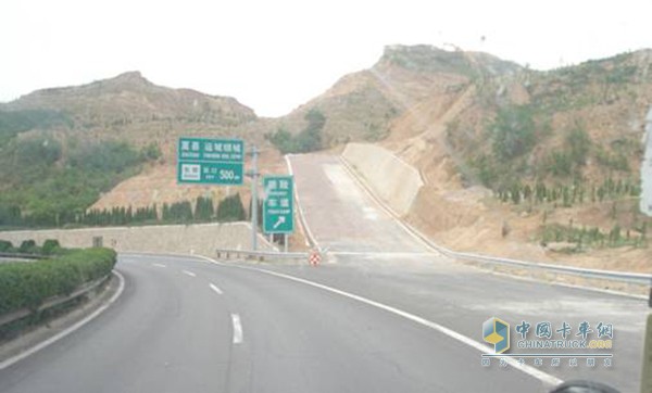 “減速坡”成中國(guó)獨(dú)特一景