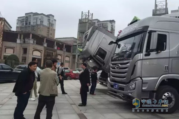 四川現(xiàn)代創(chuàng)虎重卡?;愤\(yùn)輸車